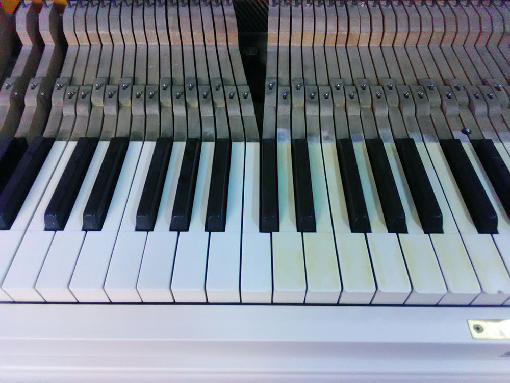 Реставрация пианино AUGUST FORSTER отбеливание клавиатуры слоновая кость цвет ral 9001